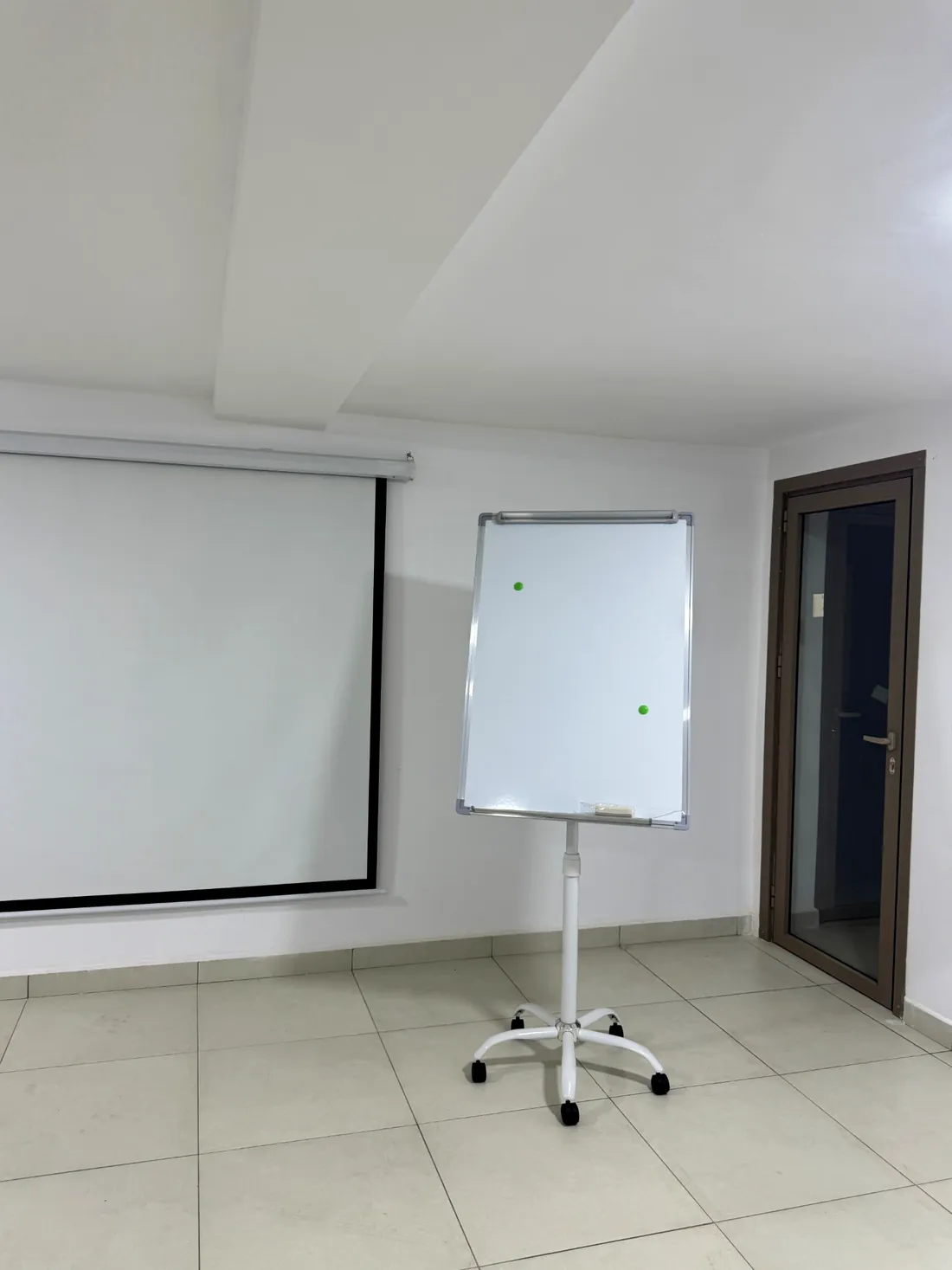 Écran de projection et tableau blanc sur roulettes